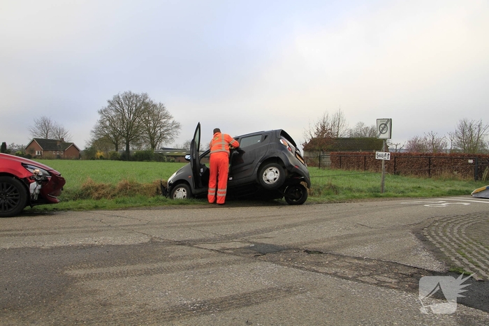 Auto belandt in greppel na ongeval