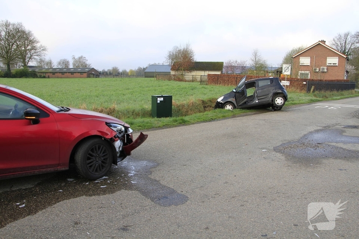 Auto belandt in greppel na ongeval
