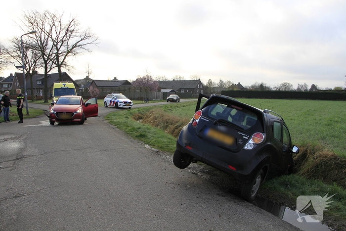 Auto belandt in greppel na ongeval