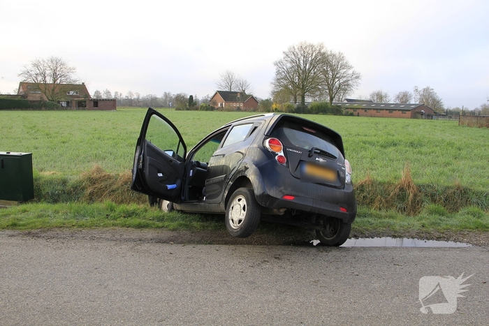 Auto belandt in greppel na ongeval