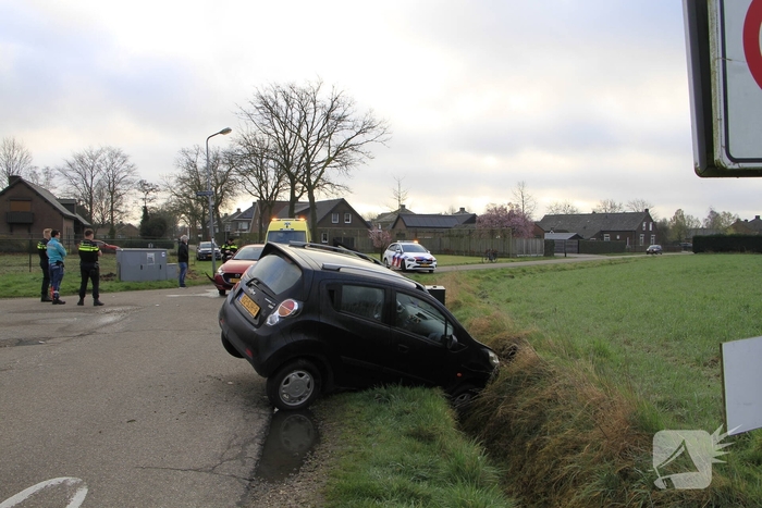 Auto belandt in greppel na ongeval