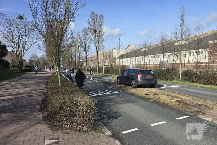 Auto botst tegen lantaarnpaal