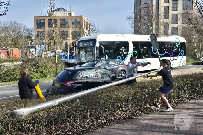Auto botst tegen lantaarnpaal