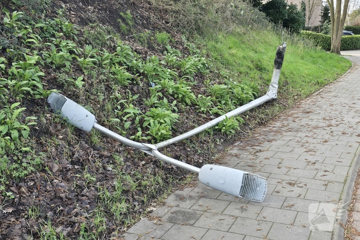 Auto botst tegen lantaarnpaal