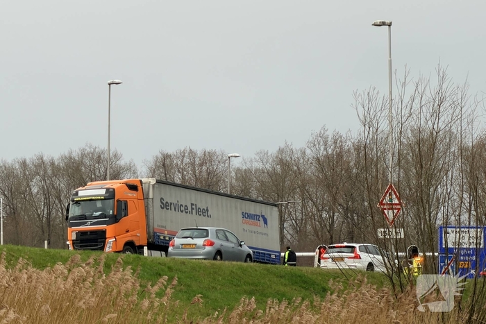 Botsing tussen auto en vrachtwagen op toerit A50