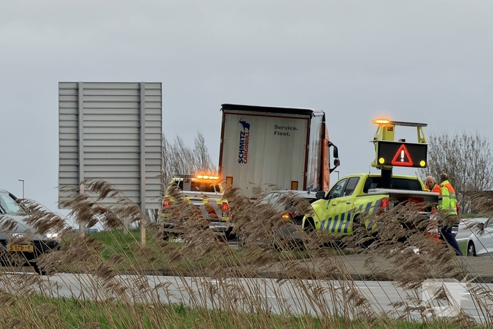 Botsing tussen auto en vrachtwagen op toerit A50