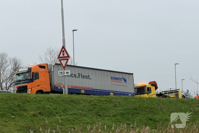 Botsing tussen auto en vrachtwagen op toerit A50