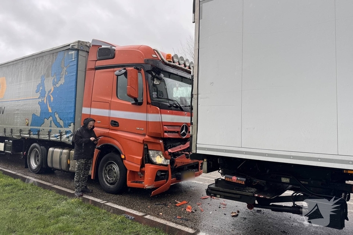 Gewonde bij aanrijding tussen vrachtwagens