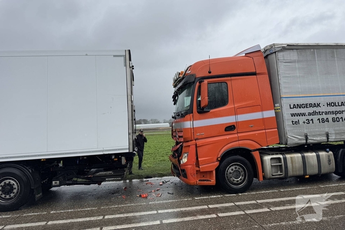 Gewonde bij aanrijding tussen vrachtwagens