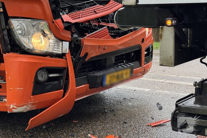 Gewonde bij aanrijding tussen vrachtwagens