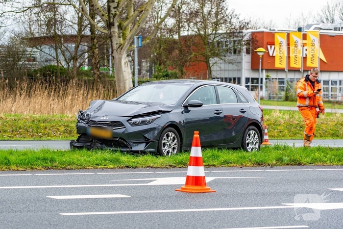 Twee auto's botsen op elkaar