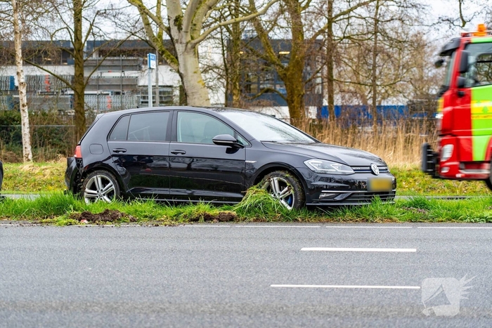 Twee auto's botsen op elkaar