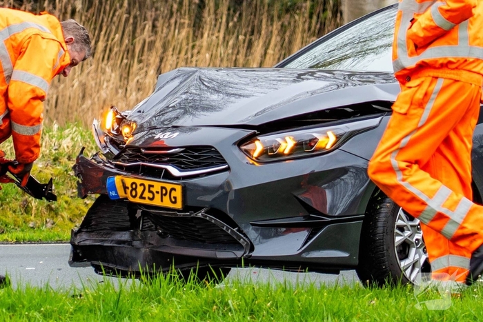 Twee auto's botsen op elkaar