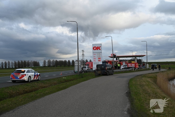 Paard zakt door vloer van trailer, brandweer schiet te hulp