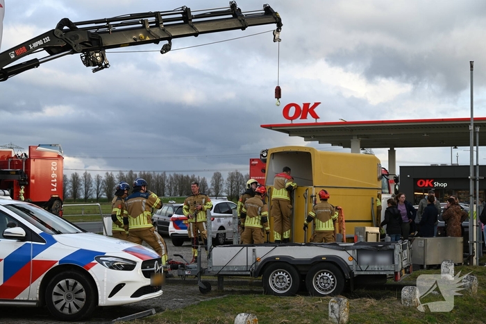 Paard zakt door vloer van trailer, brandweer schiet te hulp