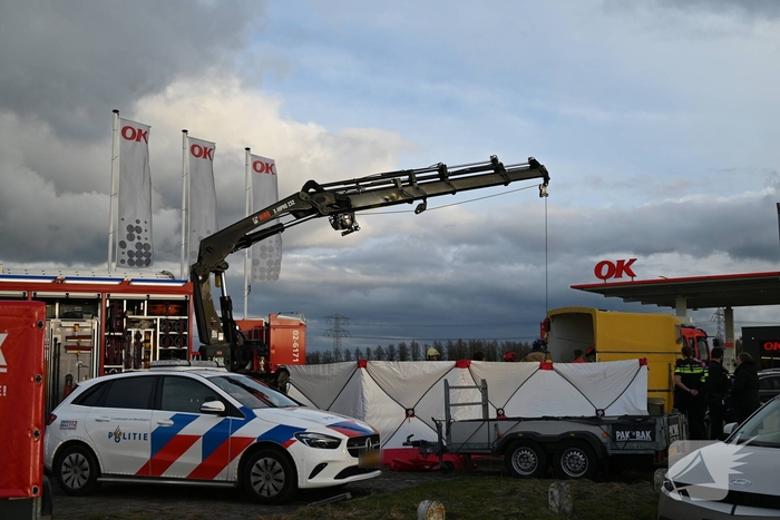 Paard zakt door vloer van trailer, brandweer schiet te hulp