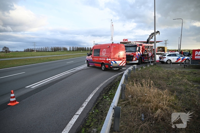 Paard zakt door vloer van trailer, brandweer schiet te hulp