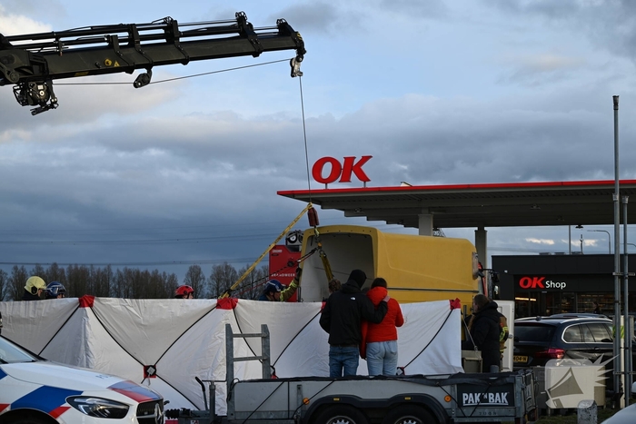 Paard zakt door vloer van trailer, brandweer schiet te hulp