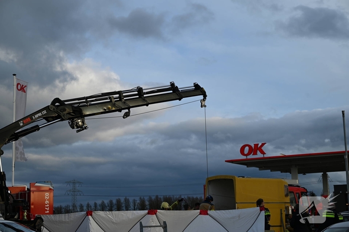 Paard zakt door vloer van trailer, brandweer schiet te hulp