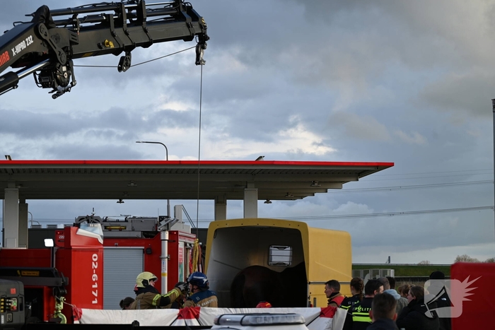 Paard zakt door vloer van trailer, brandweer schiet te hulp