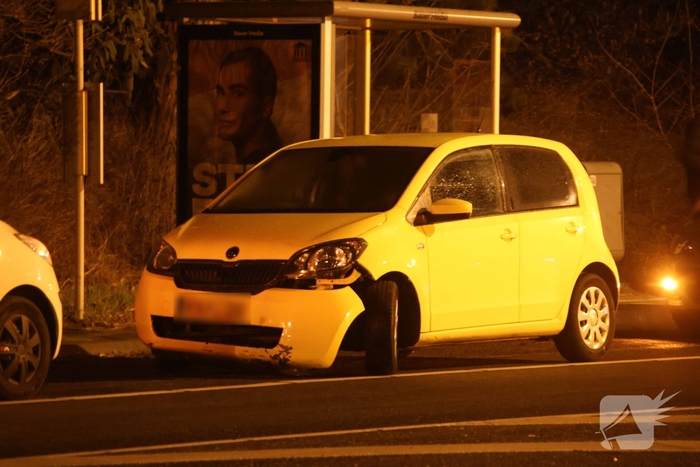 Bestuurder botst tegen verkeersbord