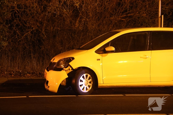 Bestuurder botst tegen verkeersbord