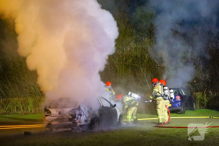 Brand verwoest meerdere voertuigen op parkeerterrein