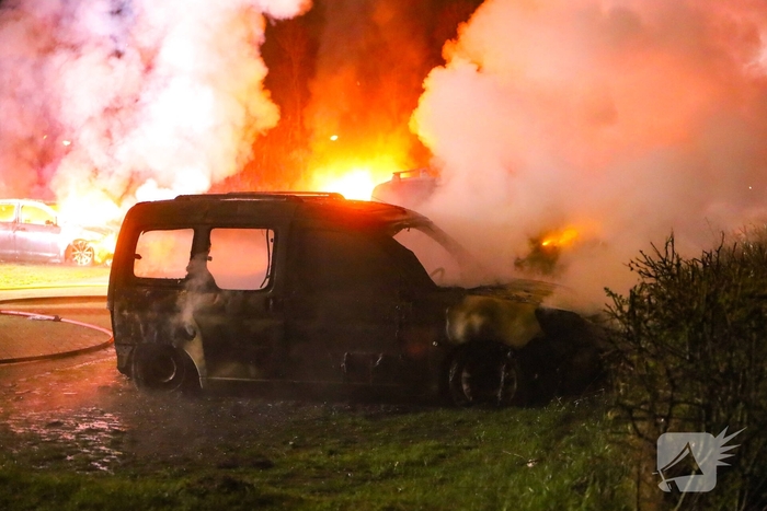 Brand verwoest meerdere voertuigen op parkeerterrein