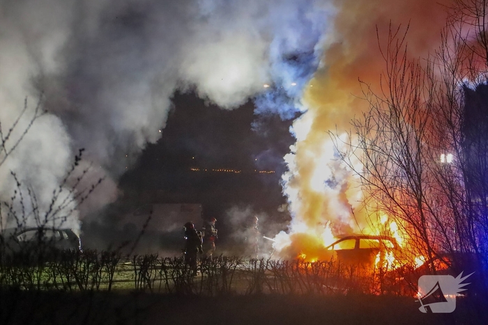 Brand verwoest meerdere voertuigen op parkeerterrein