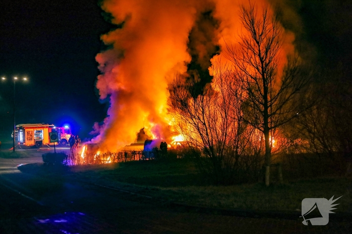 Brand verwoest meerdere voertuigen op parkeerterrein