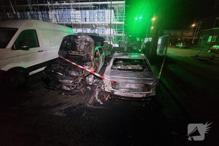 Twee auto's verwoest door brand, politie vermoedt brandstichting
