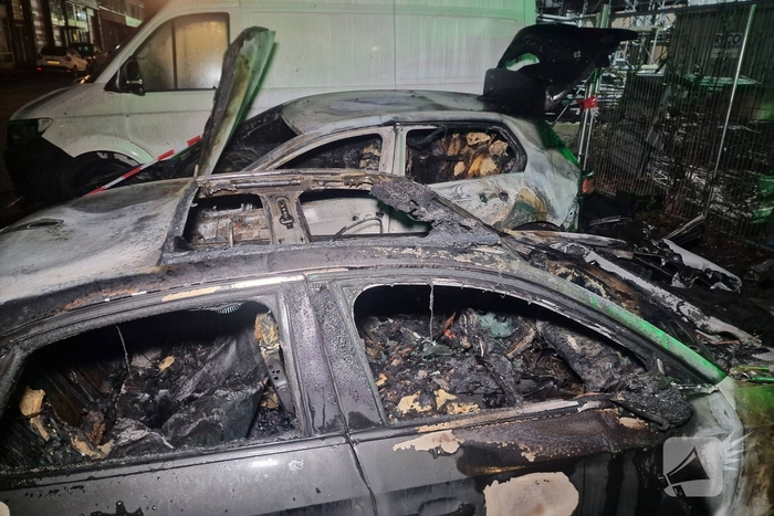 Twee auto's verwoest door brand, politie vermoedt brandstichting