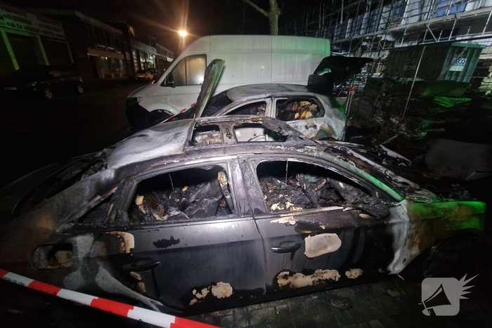 Twee auto's verwoest door brand, politie vermoedt brandstichting