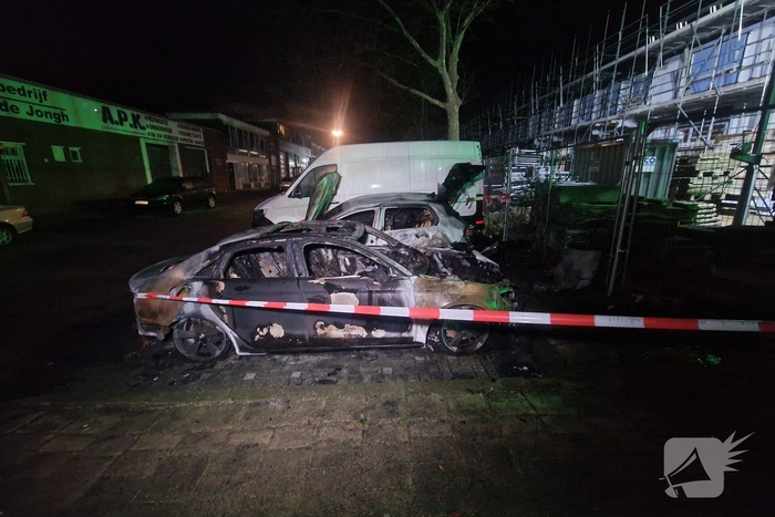 Twee auto's verwoest door brand, politie vermoedt brandstichting