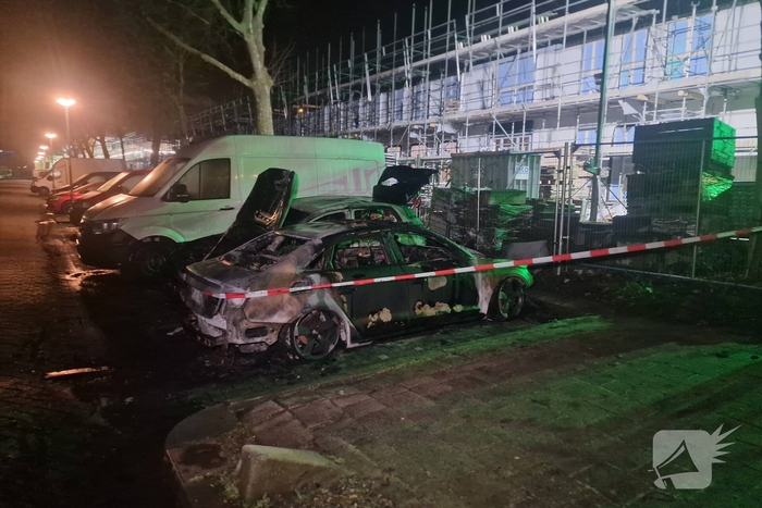 Twee auto's verwoest door brand, politie vermoedt brandstichting