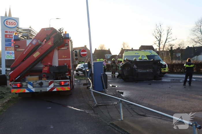 Auto-ongeluk zorgt voor ravage