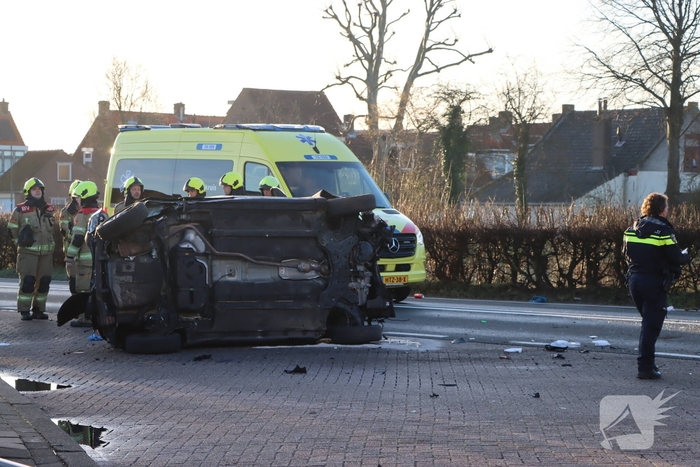 Auto-ongeluk zorgt voor ravage