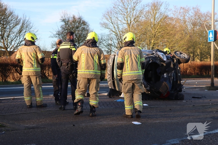 Auto-ongeluk zorgt voor ravage