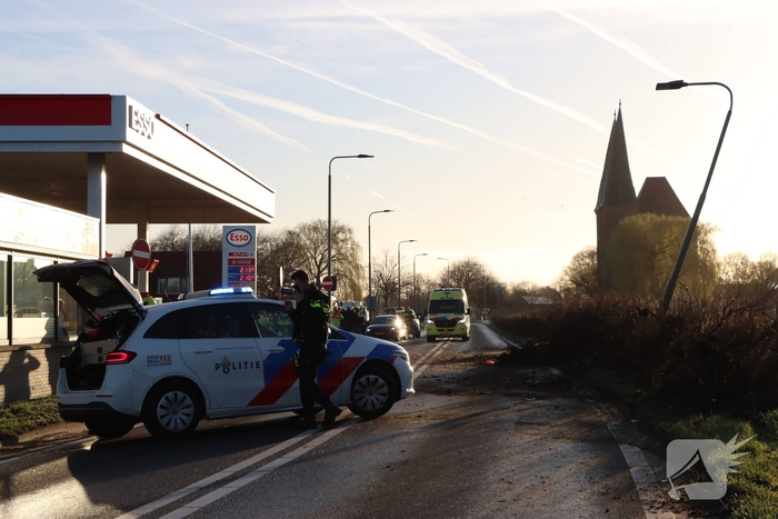Auto-ongeluk zorgt voor ravage