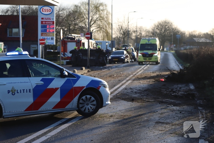 Auto-ongeluk zorgt voor ravage