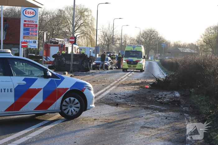 Auto-ongeluk zorgt voor ravage