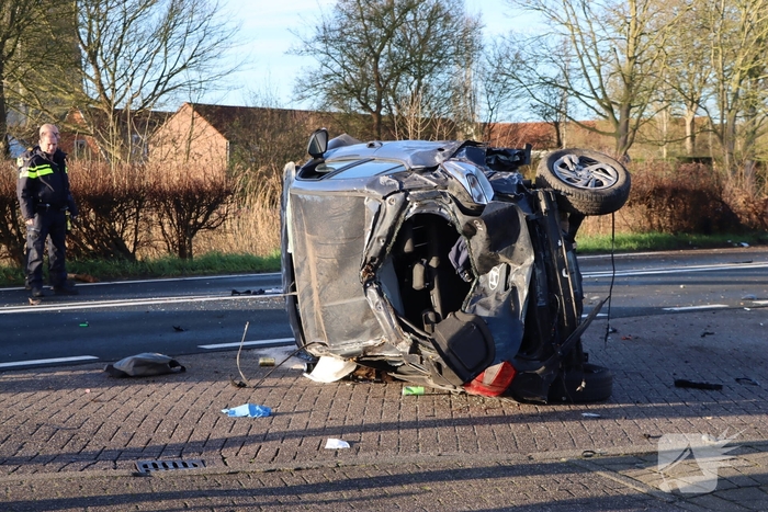 Auto-ongeluk zorgt voor ravage