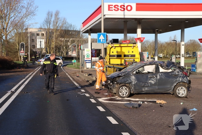 Auto-ongeluk zorgt voor ravage