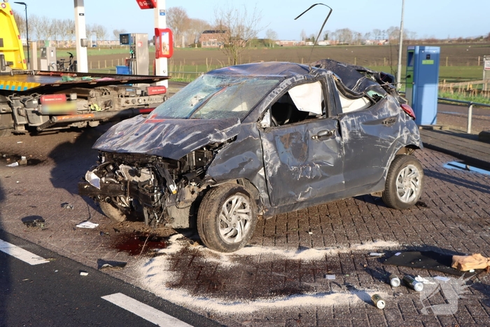 Auto-ongeluk zorgt voor ravage