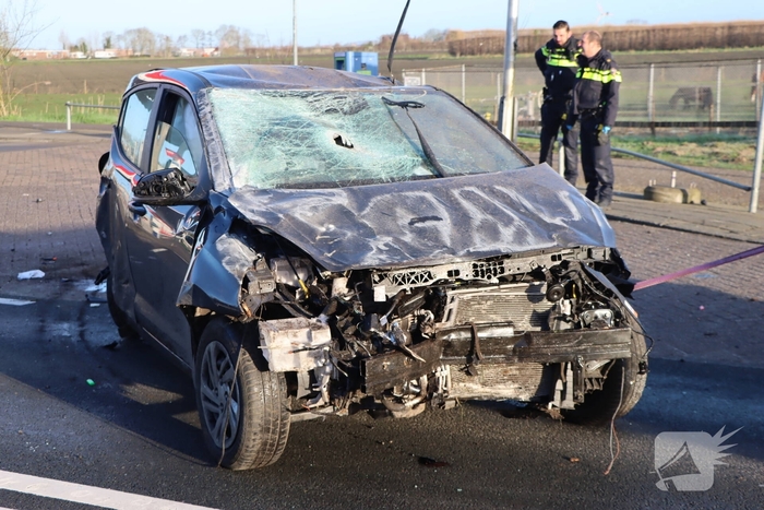 Auto-ongeluk zorgt voor ravage