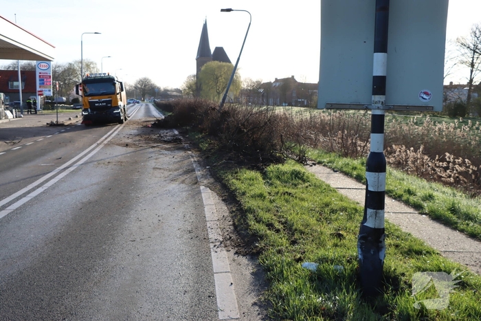 Auto-ongeluk zorgt voor ravage
