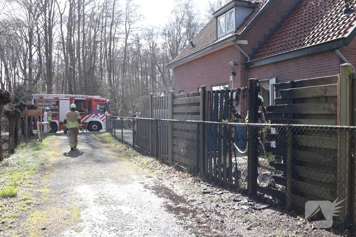 Brand in afvalbakken slaat over naar schutting