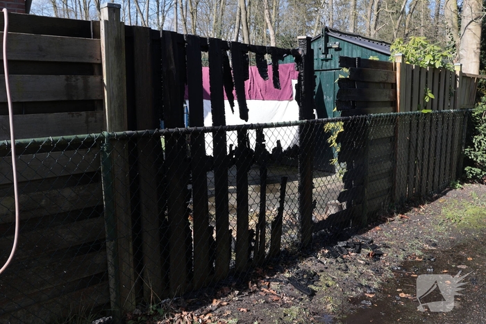 Brand in afvalbakken slaat over naar schutting