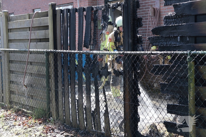 Brand in afvalbakken slaat over naar schutting