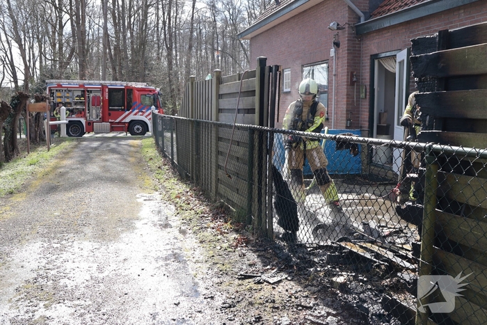 Brand in afvalbakken slaat over naar schutting
